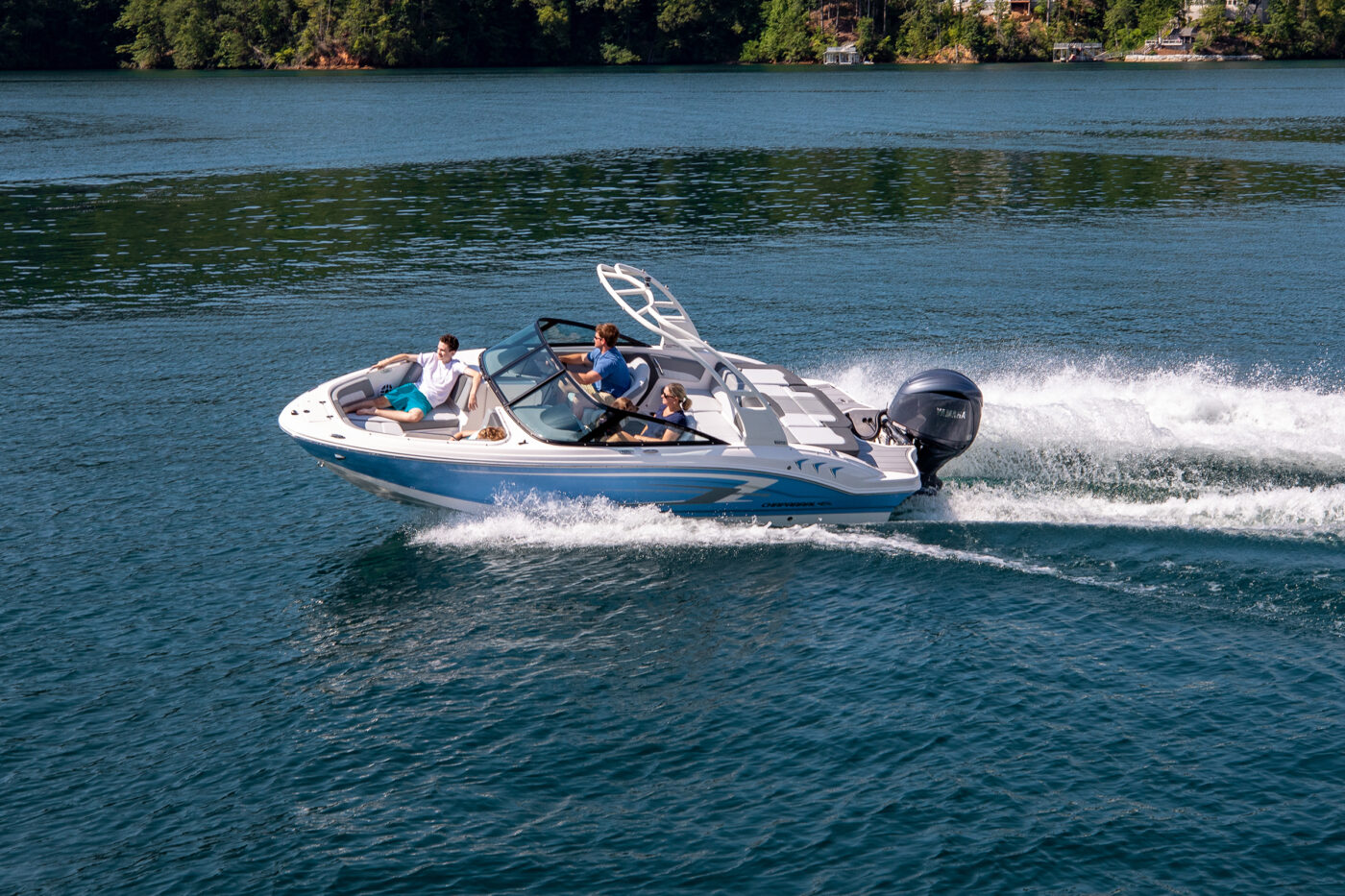 Picture of a Chaparral 21 SSi OB running along the water.